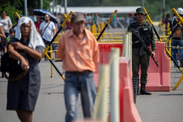 Maduro califica ayuda humanitaria como 'migajas' de 'comida podrida'