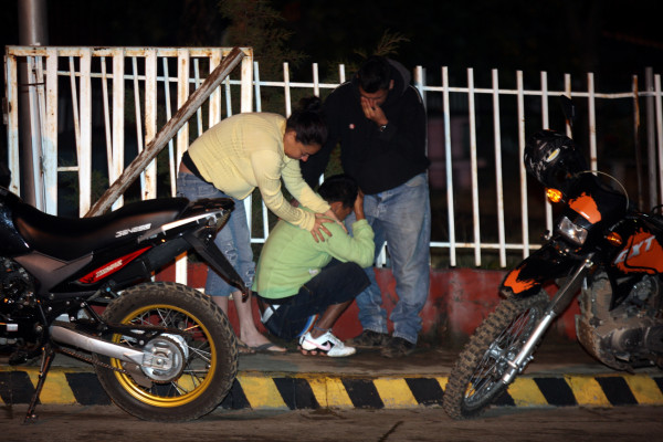 Madre y su dos hijos mueren al caer carro sobre su vivienda