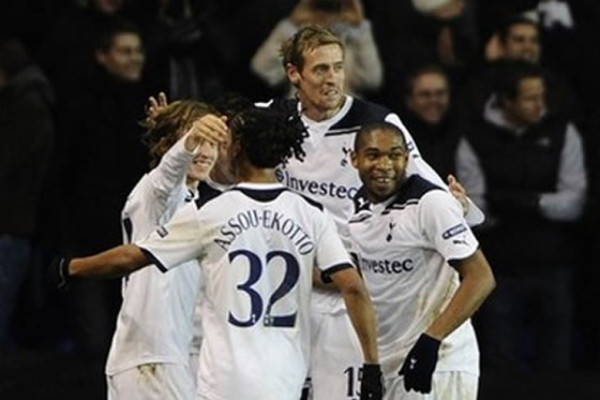 Tottenham pasa a octavos con Wilson en el campo