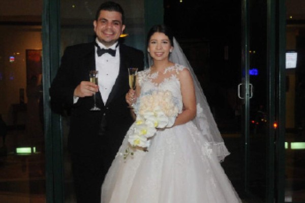 Brindis y fiesta por los esposos Valenzuela Mejía