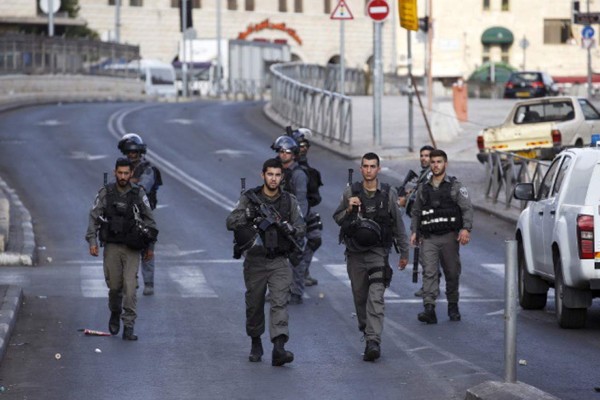 Joven palestino acuchilla y dispara contra multitud en mercado de Israel