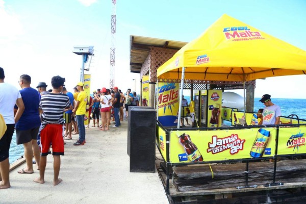 Miles de turistas disfrutan de los juegos extremos en Tela