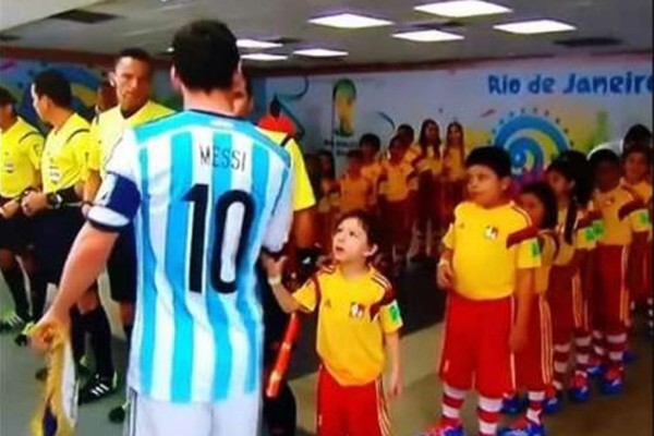 Messi se defiende luego de polémica por no saludar a niño