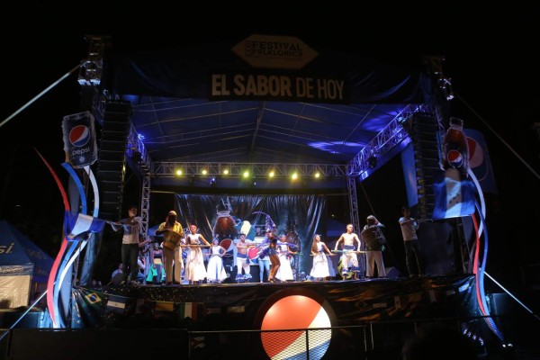 Fonseca acelera corazones en el Festival Folklórico Internacional