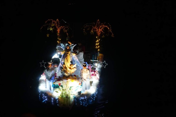 La Noche Veneciana deleitó con luces, música y creativas góndolas