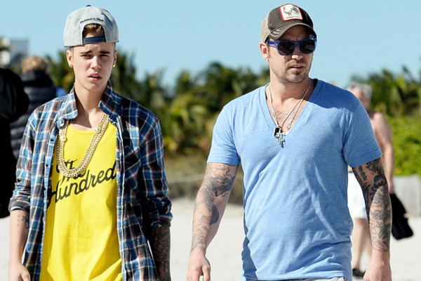 Justin Bieber y su padre fumaron marihuana en avión