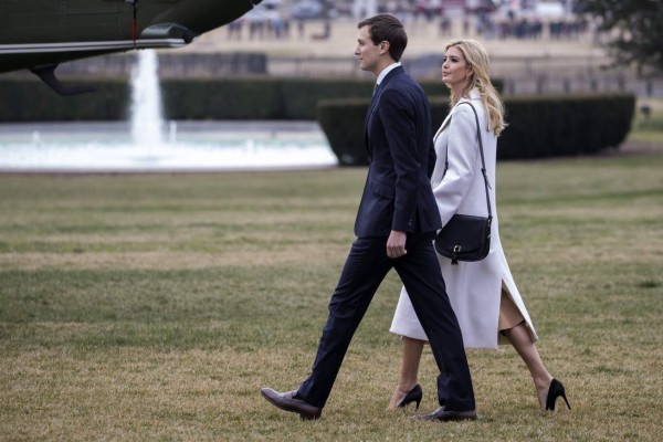 STX09 WASHINGTON (ESTADOS UNIDOS) 17/02/2017.- La hija del presidente de los Estados Unidos Donald Trump, Ivanka (d), sube a bordo del Marine One junto a su marido y asesor de la Casa Blanca, Jared Kushner (i), en los jardines de la Casa Blanca en Washington DC (Estados Unidos) hoy, 17 de febrero de 2017. Trump viajará a North Charleston (Carolina del Sur), donde pronunciará un discurso durante la presentación del avión 787-10 del fabricante Boeing antes de viajar a su residencia privada en el exclusivo club Mar-a-Lago de Palm Beach, en la costa sureste de Florida, donde planea un mitin el sábado en el aeropuerto de Orlando. EFE/Shawn Thew