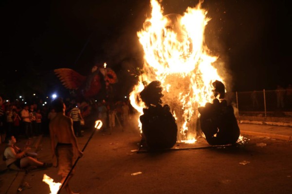Trinidad ardió de entusiasmo con sus chimeneas