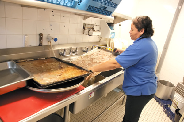 Los atractivos sueldos seducen a hondureños en Las Islas Caimán