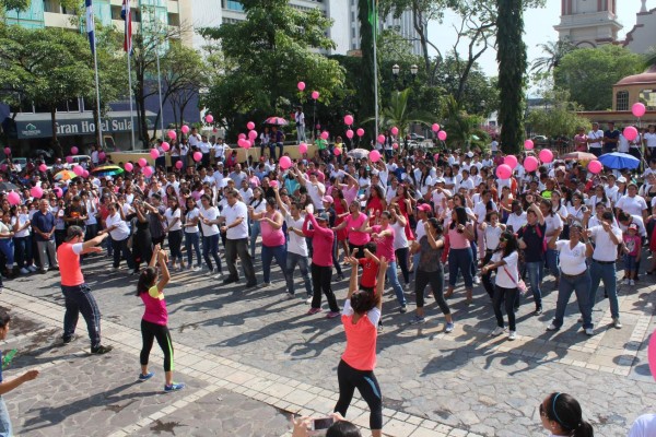 Marchan y bailan en apoyo a la Liga contra el Cáncer