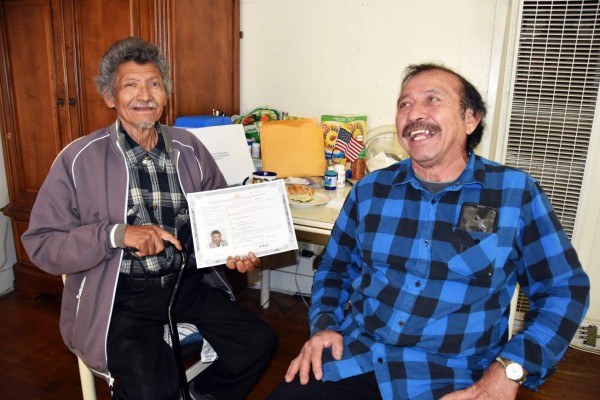 AME3833. LOS ÁNGELES (ESTADOS UNIDOS), 31/03/2019.- Israel De la Cruz Meléndez (i) sonríe junto a su amigo Pedro Monzón ayer sábado, 30 de marzo de 2019, en Los Ángeles (EE.UU.). El salvadoreño Israel de la Cruz Meléndez, de 75 años, emigró a Estados Unidos en 1980 y hasta la fecha no sabe leer ni escribir, pero ello no fue impedimento para que a base de memoria haya logrado la ciudadanía en el país de acogida. EFE/ Iván Mejía