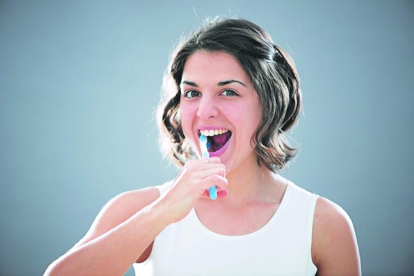 Una buena higiene dental evita males periodontales