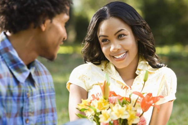 8 señales de que una mujer te coquetea