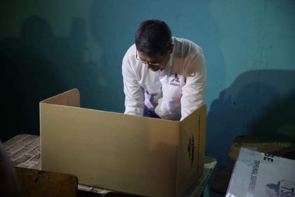 JOH llegó desde tempranito a votar en su natal Gracias