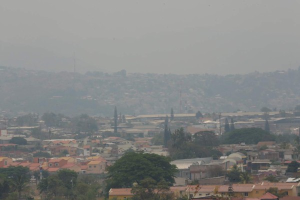Capital hondureña cubierta de capa de humo por incendios forestales