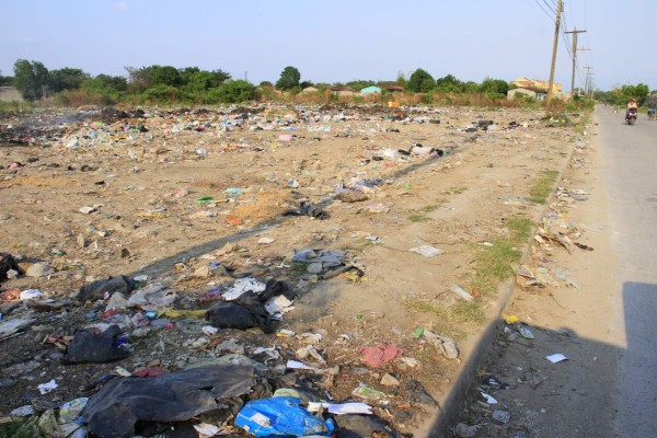 Depósito de basura está a la vista en la carretera a Villas Kitur