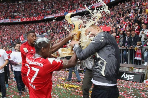 VIDEO: Pep Guardiola no se salvó de la ducha de cerveza