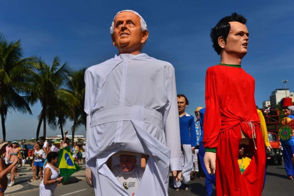 Una foto gigante del Papa decora la concentración argentina