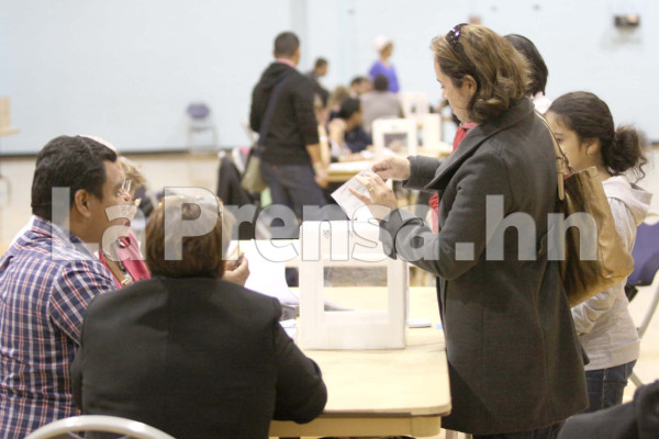 Frío no impide que hondureños salgan a votar en Nueva Orleans