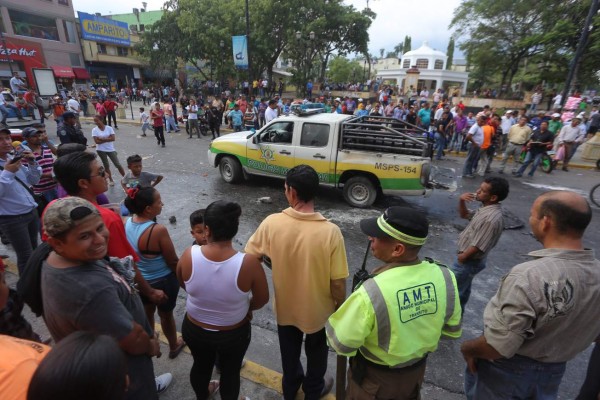 La quema de la patrulla de la Policía Municipal causó asombró entre quienes caminaban por la catedral.
