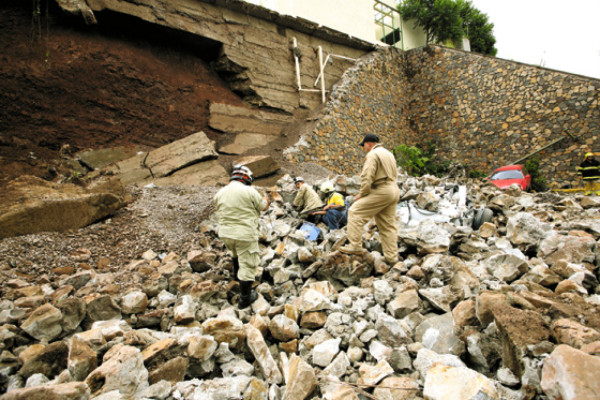 Muro cae y aplasta vehículos en Las Lomas