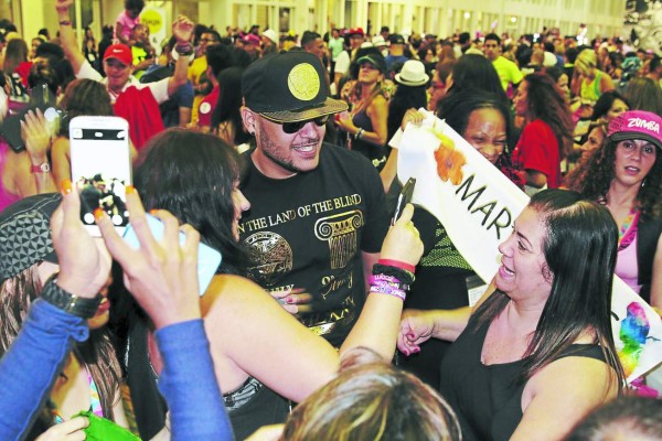 El Chevo canta ante 15 mil personas