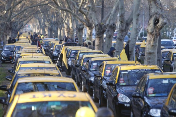 Turista fallece atrapado en protesta de taxistas chilenos contra Uber&nbsp;&nbsp;