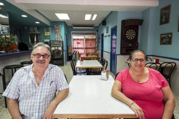 Recupera anillo de bodas 37 años después de haberlo perdido en el mar