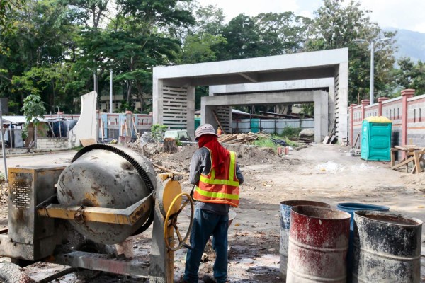 Entre mayo y junio estará terminado el muro perimetral de la Unah-vs