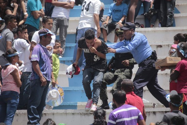 Pelea entre estudiantes en el estadio deja 9 detenidos