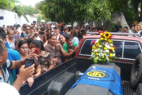 Entre cánticos sepultan al segundo niño ahogado, que soñaba ser futbolista