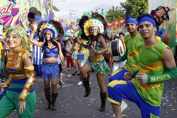 Derroche de alegría y fiesta viven los ceibeños en su carnaval
