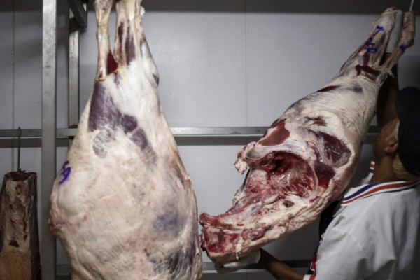 Bloqueo a la carne brasileña se amplía y la crisis se agudiza