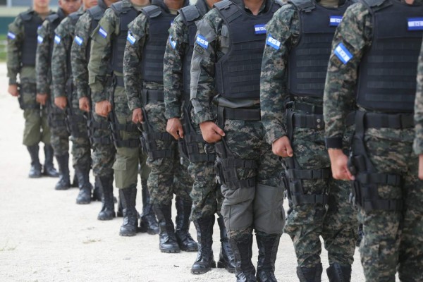 Más de 300 policías se van en la primera depuración de 2017