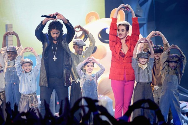 Katy Perry y el nieto de Bob Marley, Skip Marley, brindaron una gran actuación.