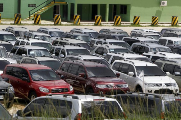 Carros de lujo del Gobierno serán subastados en octubre