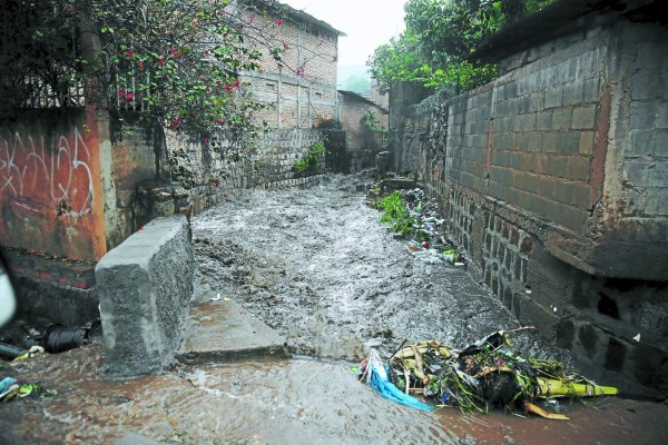 Se desborda la quebrada El Sapo y cede muro de escuela capitalina