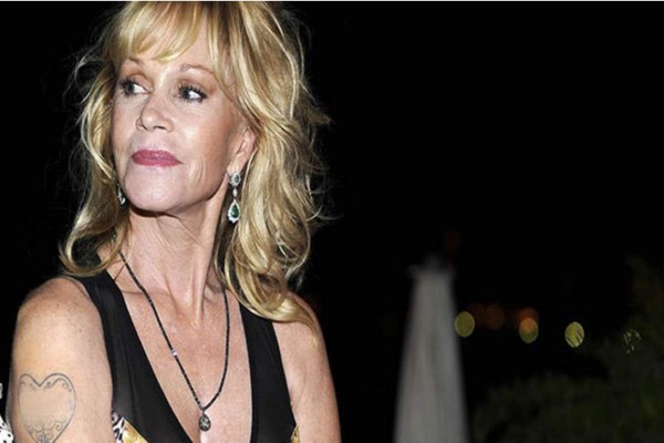 Melanie Griffith borra con maquillaje el nombre de Antonio Banderas