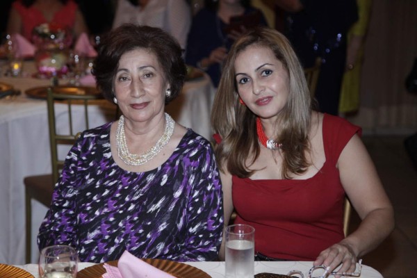 Obsequios y alegría para la cumpleañera