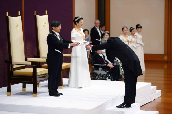 KMA02. TOKIO (JAPÓN), 01/05/2019.- El nuevo emperador japonés Naruhito (i) y la emperatriz Masako (c) asisten a la 'Sokui-go-Choken-no-gi', o Primera audiencia después de la Adhesión al trono este miércoles, en el Palacio Imperial, en Tokio (Japón). Naruhito, de 59 años, sucedió a su padre Akihito, quien renunció el 30 de abril. La ascensión al trono del crisantemo del emperador Naruhito marca el comienzo de la era Reiwa. EFE/JIJI PRESS / PROHIBIDO SU USO EN JAPÓN / SOLO USO EDITORIAL/NO ARCHIVOS