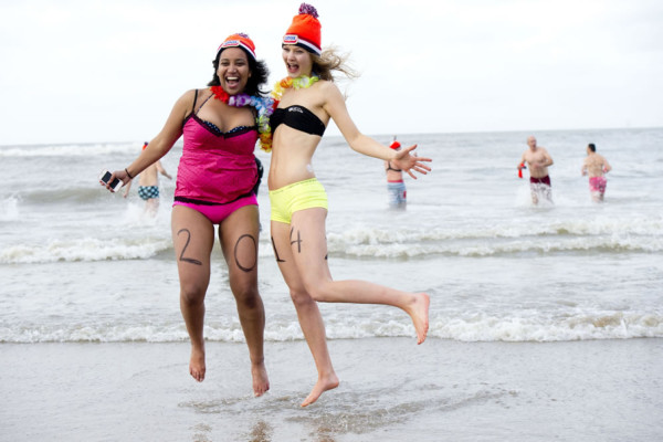 Celebran el Año Nuevo con baño en mar helado