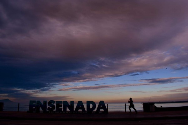 Rosa, ahora como tormenta tropical, continúa aproximándose a Baja California