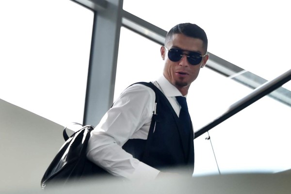 Portugal's forward Cristiano Ronaldo arrives at the Zhukovsky airport, about 40 km southeast of Moscow, on July 1, 2018, as Portugal's team departs following their loss the previous day to Uruguay in their Russia 2018 World Cup round of 16 football match. / AFP PHOTO / Vasily MAXIMOV