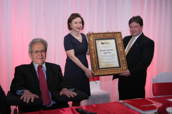 Honor al mérito, premio Legado de Excelencia otorgado a Gilberto Goldstein