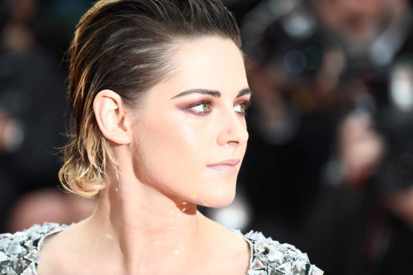 Kristen Stewart se quita los zapatos en la alfombra roja