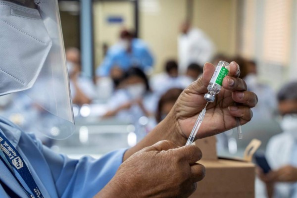 Científicos británicos planean combinar vacunas de la gripe y el covid en una sola