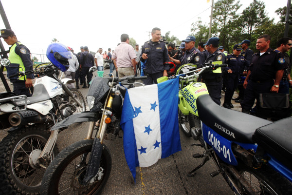 Policías hondureños exigen salarios mostrando carteras vacías