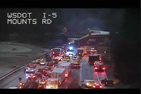 Se descarrila un tren de pasajeros cerca de Seattle, USA