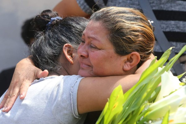 Familiares despiden y sepultan a víctimas de masacre en Tegucigalpa