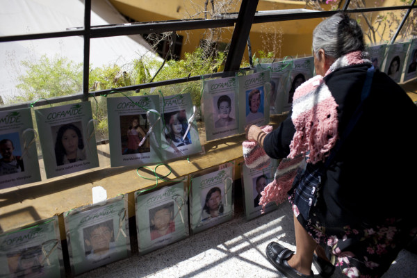 Madres de migrantes colocan fotos en 'La Bestia” en México